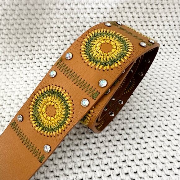 Guess Vintage Tan Patchwork Granny Floral Embrodiered Boho Y2K Belt Large - Picture 3 of 7